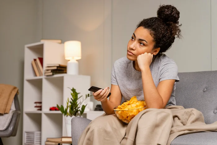 Grignotage émotionnel devant la télé