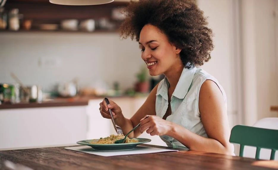 Manger à table sans distraction et en pleine conscience