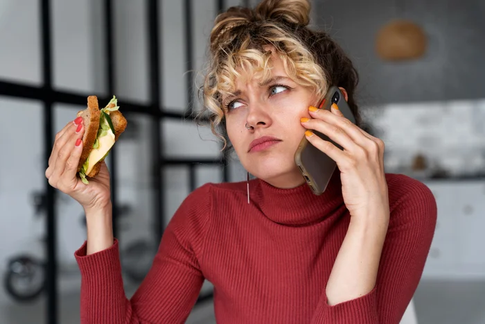 Manger trop vite avec le téléphone en main