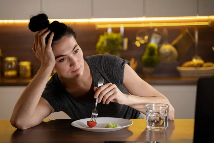 Manger avec de mauvaises habitudes alimentaires